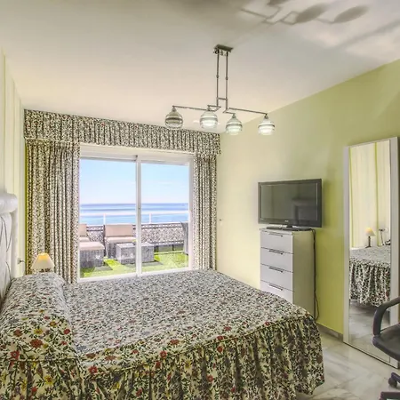 1149 Unique Beachfront Penthouse Center 400m2 *