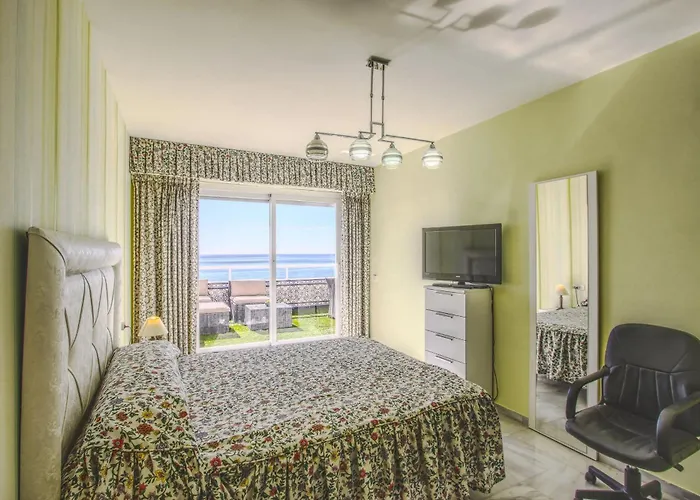 1149 Unique Beachfront Penthouse Center 400m2 *