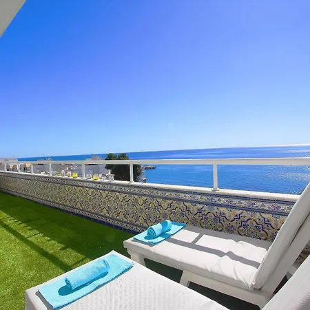 1149 Unique Beachfront Penthouse Center 400m2 아파트